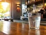 Artikelen: Hittegolf: is een café verplicht om u een glas water aan te bieden als u niets bestelt?