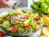 Artikelen: Heb je te veel zout in de salade gedaan? Een trucje om de smaak weer in balans te brengen zonder water te gebruiken