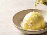 Artikelen: De truc van één minuut waarmee je van een gewoon vanille-ijsje een onvergetelijk dessert maakt