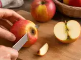 Artikelen: Mag je een beschimmelde vrucht nog eten nadat je het bedorven deel eraf hebt gesneden?