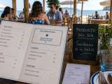 Artikelen: 11 psychologische trucs in restaurants en strandcafés die ervoor zorgen dat je meer uitgeeft, en hoe je ze kunt herkennen
