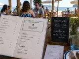 Artikelen: 11 psychologische trucs in restaurants en strandcafés die ervoor zorgen dat je meer uitgeeft, en hoe je ze kunt herkennen
