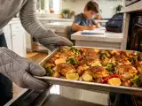 Artikelen: Lijkt het onmogelijk om op een doordeweekse avond een maaltijd op tafel te zetten? Laat de bakplaat het werk maar doen