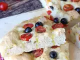 Artikelen: Deze dikke focaccia met cherrytomaatjes en olijven weet je al bij de eerste geur te verleiden: het recept dat je zeker moet proberen