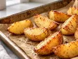 Artikelen: Slappe ovenaardappelen zonder knapperig korstje? De fout die het goudbruin bakken verhindert en de eenvoudige handeling die je vóór het bakken moet uitvoeren voor aardappelen die van buiten knapperig en van binnen zacht zijn