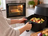 Artikelen: Waarom verwarm je de oven wel voor, maar de airfryer vaak niet? Dit verschil beïnvloedt het resultaat