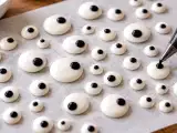 Artikelen: Leer zelf suikeroogjes maken en geef je Halloween-desserts een grappige twist