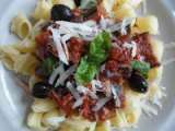 Snelle pasta met aubergine en zwarte olijven