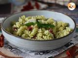 Recept Koude pasta met courgettepesto, buffelmozzarella en zongedroogde tomaten