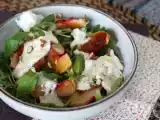 Recept Zoete en hartige salade met geroosterde perziken, rucola en burrata (zoete zomersmaken)
