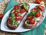 Recept Broodjes verse kaas, pesto en cherrytomaatjes