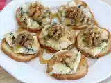 Recept Toast met roquefort, walnoten en honing