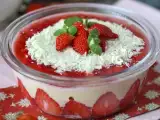 Recept Pavê de morango, het braziliaanse dessert van aardbeien en gecondenseerde melk dat het best koud kan worden gegeten