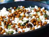 Recept Salade van komkommer, geroosterde kikkererwten, avocado en feta