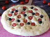 Recept Dikke, luchtige focaccia met cherrytomaatjes, olijven en oregano
