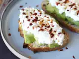 Recept Toast met avocado en cottage cheese met gekruide honing