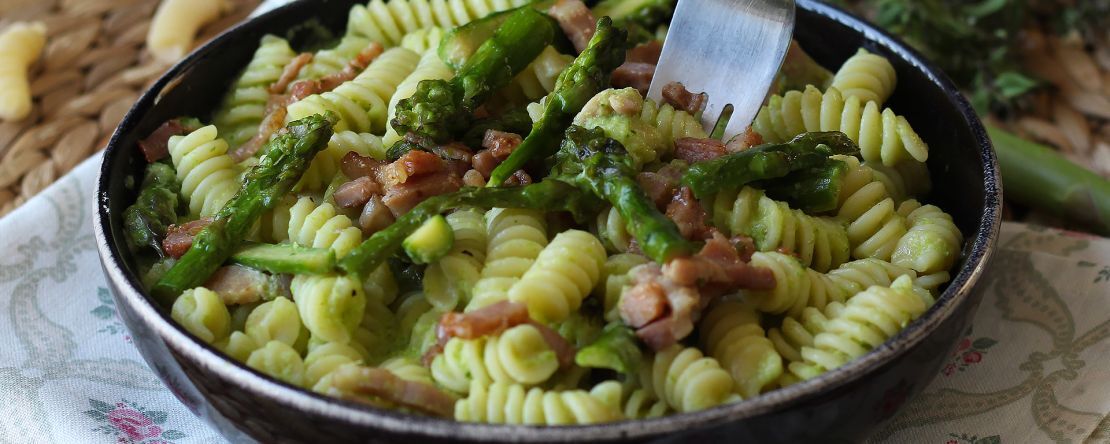 Romige pasta met asperges en spek: makkelijk en lekker recept