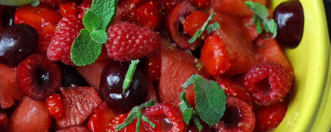Salade van rood fruit: aardbei, framboos, kers en watermeloen, perfect voor de zomer!
