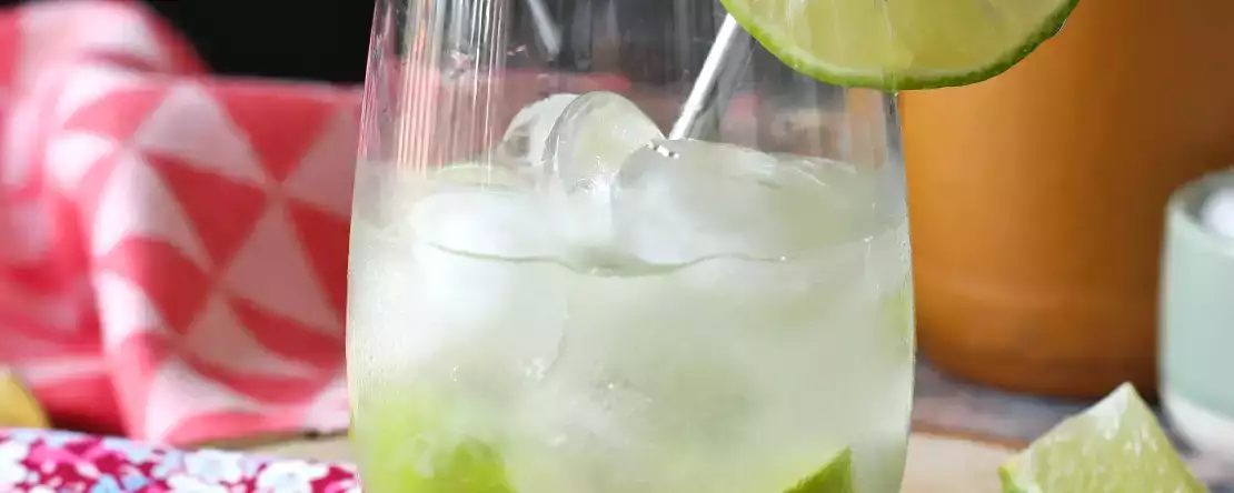 Citroen caipirinha: het gemakkelijk te maken braziliaanse drankje zonder cocktailshaker