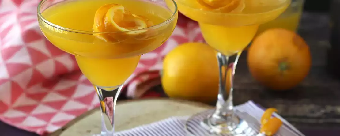 Agua de valencia, de mediterrane cocktail met cava en sinaasappel die je thuis kunt maken.