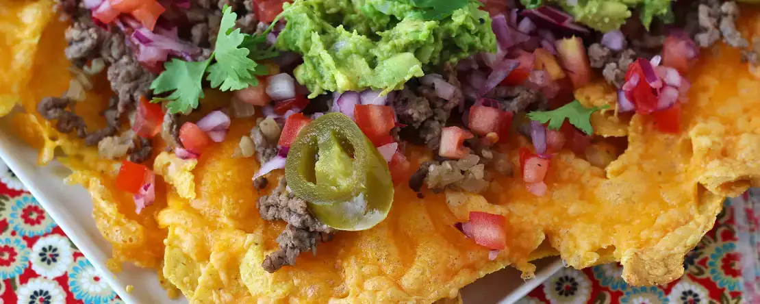 Getoaste nacho's perfect voor een aperitiefdiner!