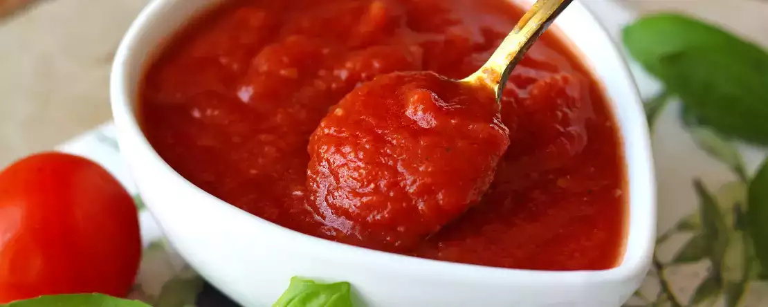 Een rauwe tomatensaus met een volle smaak, ideaal als topping op een pizza of een pinsa.