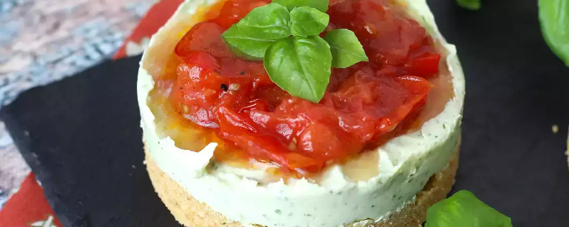 Hartige kaastaart in één portie met basilicum en kerstomaatjes: smakelijk idee voor buffetten en aperitieven