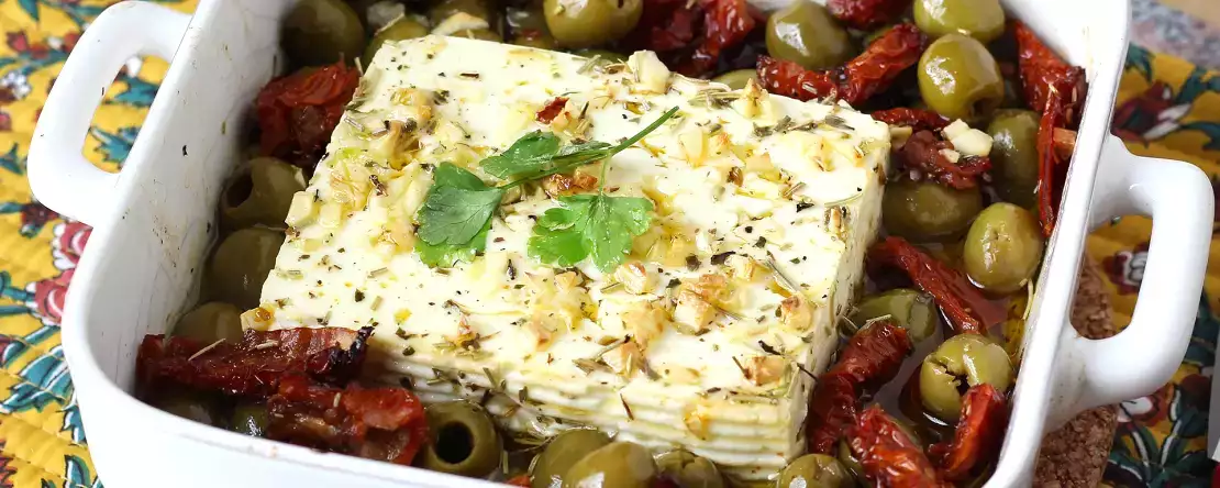 Gebakken feta met gedroogde tomaten en olijven, mediterrane stijl