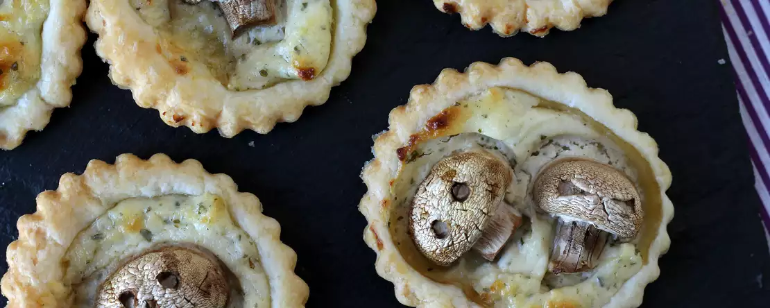 Halloween taartjes met champignons en knoflook en kruidenkaas