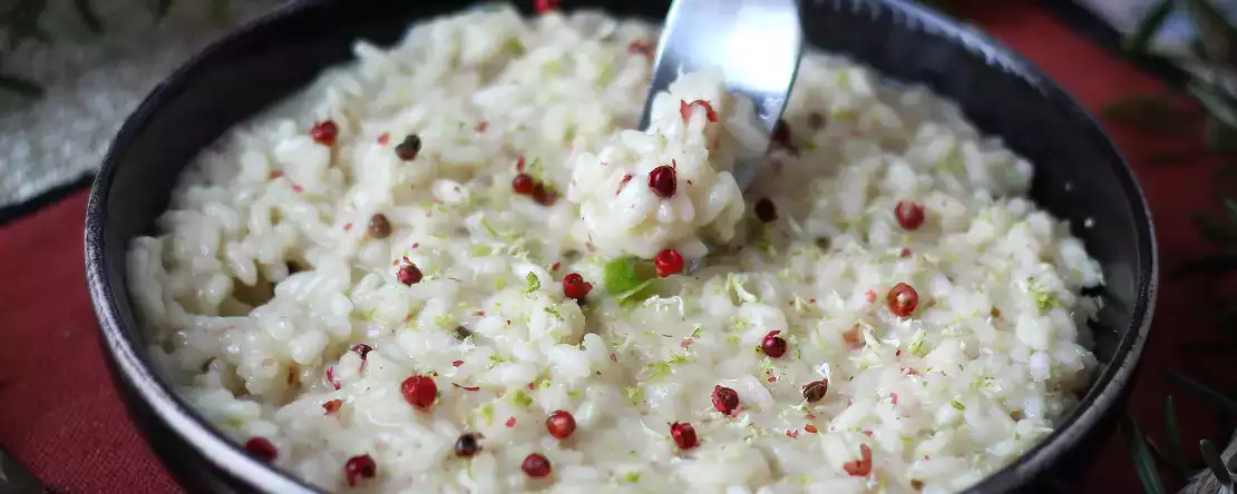 Risotto met limoen en roze peper: elegant vegetarisch recept voor speciale diners