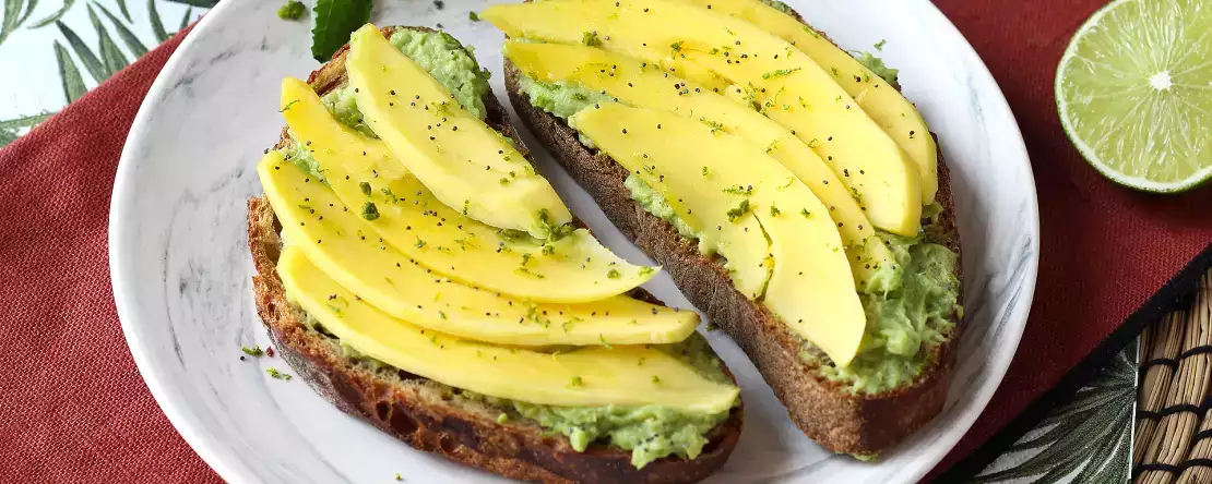 Avocadotoast met mango en limoen: een fris, snel en lekker recept