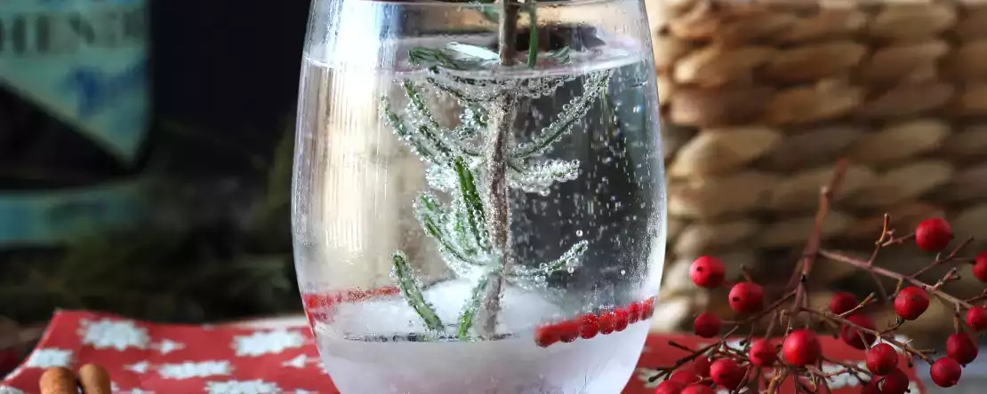 Cocktail met een besneeuwde dennenboom erin