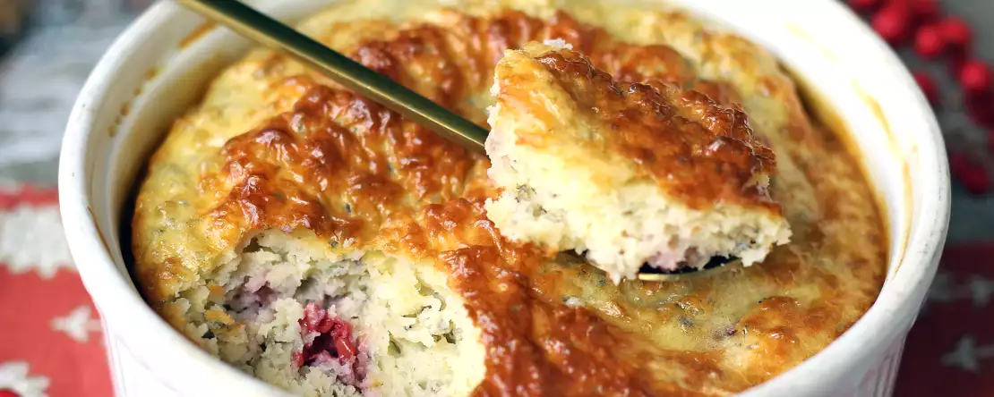 Supereenvoudige eiwitcake met rood fruit