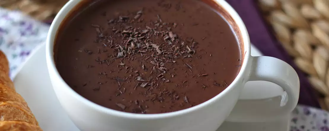 Zelfgemaakte warme chocolademelk: het makkelijke recept voor dikke, glanzende, zijdezachte chocolademelk