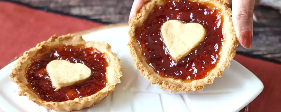 Valentijnstaartjes met aardbeienjam: romantische zelfgemaakte traktaties