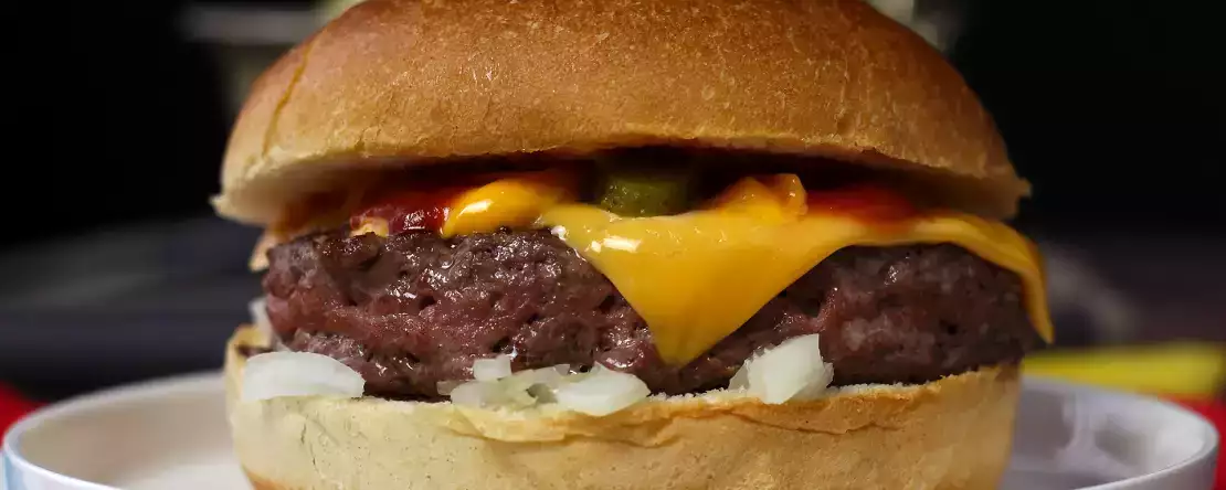 Cheeseburger, de beroemde hamburger waar iedereen dol op is!