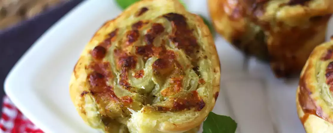 Mozzarella pesto bladerdeeggebakjes met air fryer, klaar in 15 minuten!