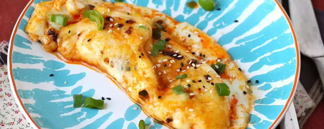 Gebakken eieren met honing en mozzarella, het zoete, zoute en pittige express-ontbijt!