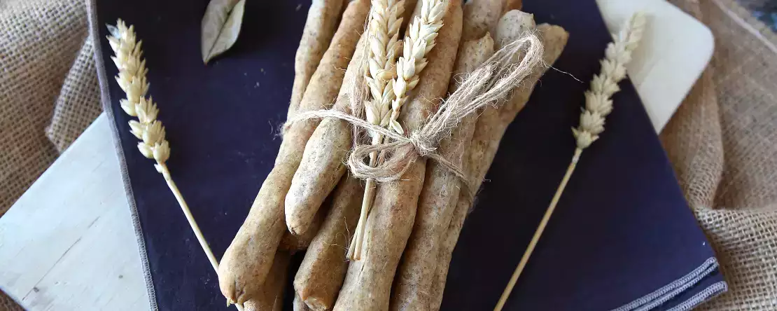 Zelfgemaakte gressins met luchtfriteuse