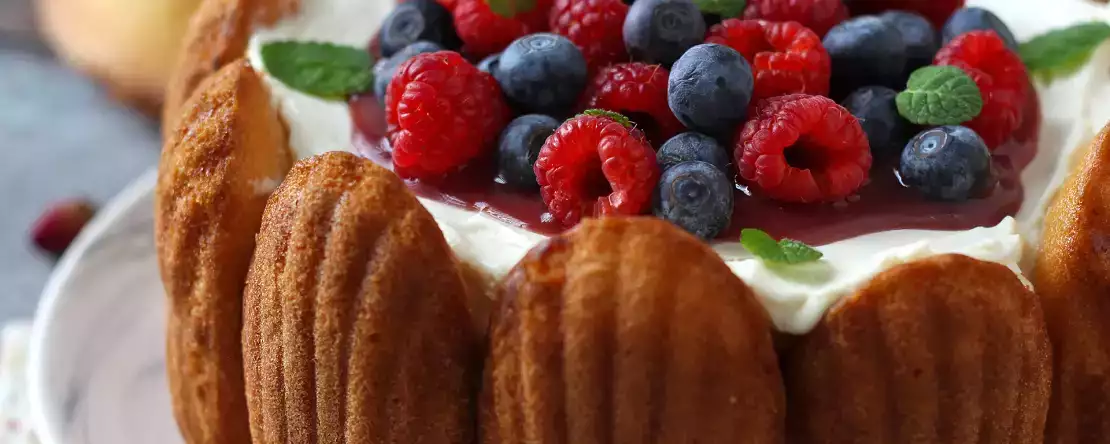 Charlotte met rode vruchten en madeleines