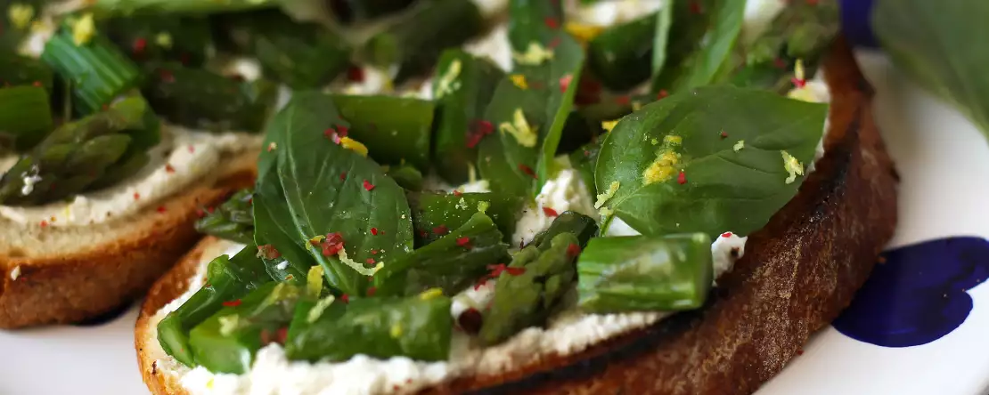 Tartines van asperges, citroen en ricotta basilicum