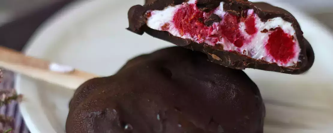 Skyr, framboos en chocolade-ijs. de gezonde snack voor zonnige dagen!