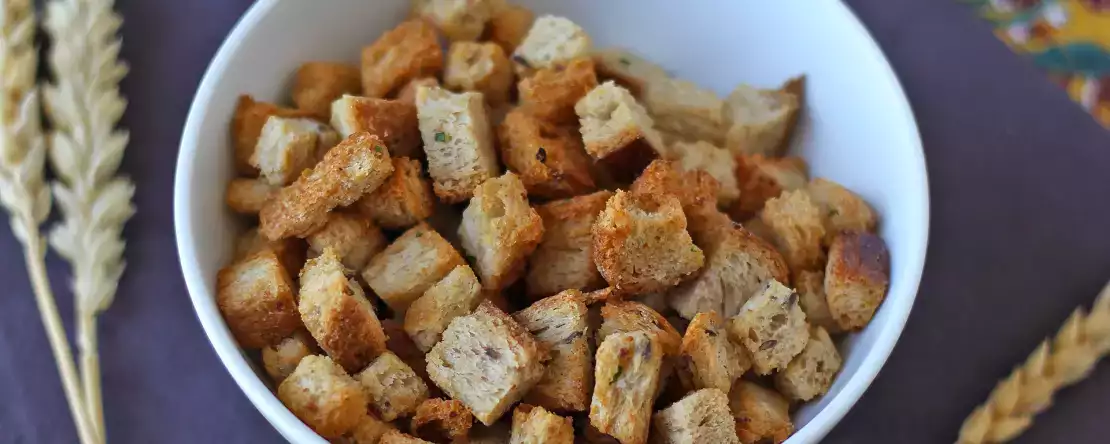 Krokante kruidencroutons in de air fryer (snel en makkelijk)