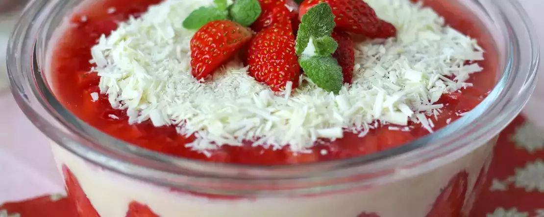 Pavê de morango, het braziliaanse dessert van aardbeien en gecondenseerde melk dat het best koud kan worden gegeten