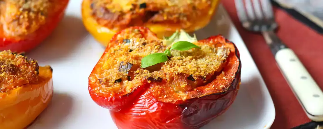 Gebakken vegetarische gevulde paprika's: het makkelijke en lekkere recept met groenten en mozzarella kaas