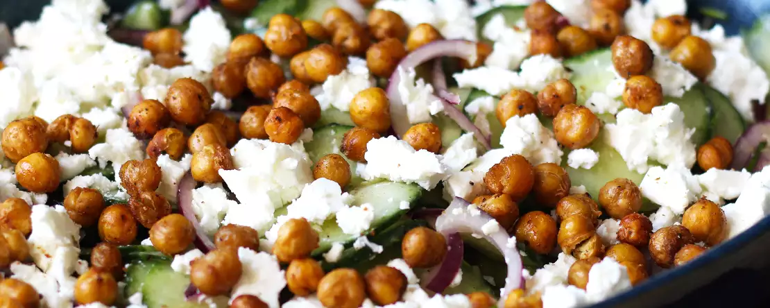 Salade van komkommer, geroosterde kikkererwten, avocado en feta