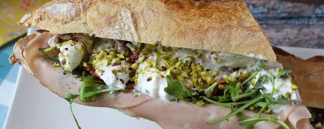Italiaanse sandwich met mortadella en burrata kaas