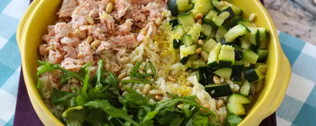Orzo pastasalade met zalm en courgette