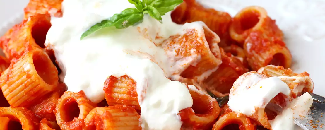 Pasta met stracciatella en romige tomaat: het voorgerecht klaar in 10 minuten