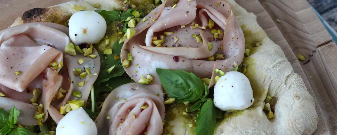 Pinsa met pesto en mortadella, klaar in 10 minuten!